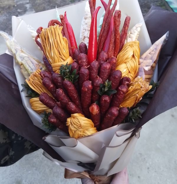 Чоловічий фуд букет "Особливий презент"