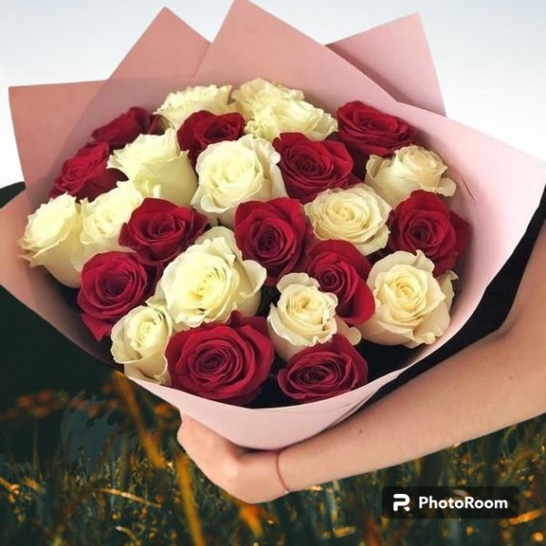 Букет 25 білих та червоних троянд