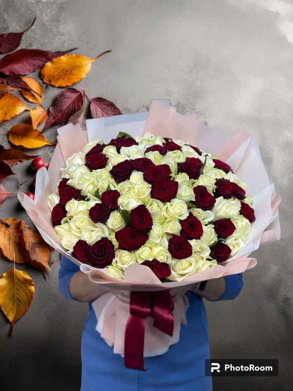 Букет з 101 біло-червона троянда