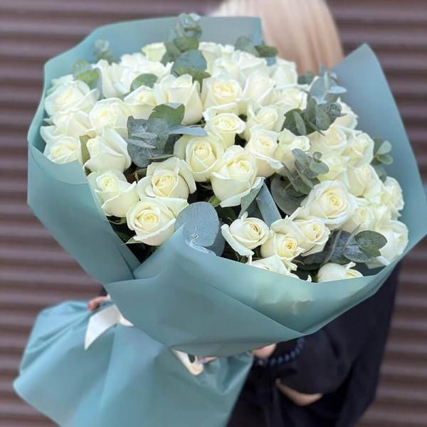 Букет 51 біла троянда з евкаліптом