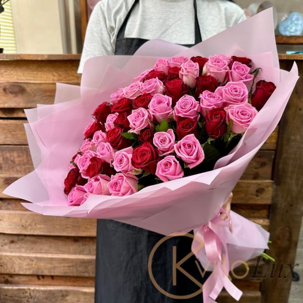 Букет 51 червоно-рожева троянда