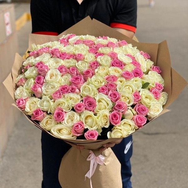 Букет 101 рожево-біла троянда